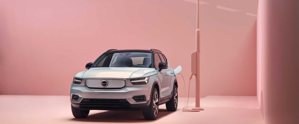 Vollelektrischer Volvo_XC40_Recharge zapft Strom an Straßenlaterne