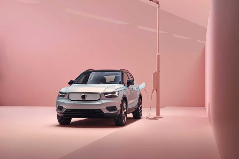 Vollelektrischer Volvo_XC40_Recharge zapft Strom an Straßenlaterne